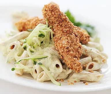 Pastasallad på fullkorn med nötpanerade kycklingbitar