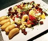 Kokt blomkål med hackat ägg, saltrulle och persilja