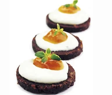 Pumpernickel med plommonmarmelad