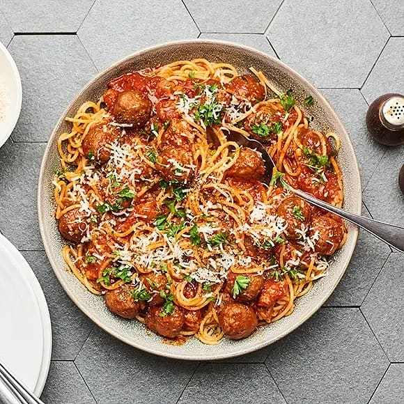 Köttbullar i tomatsås med spaghetti | Recept 