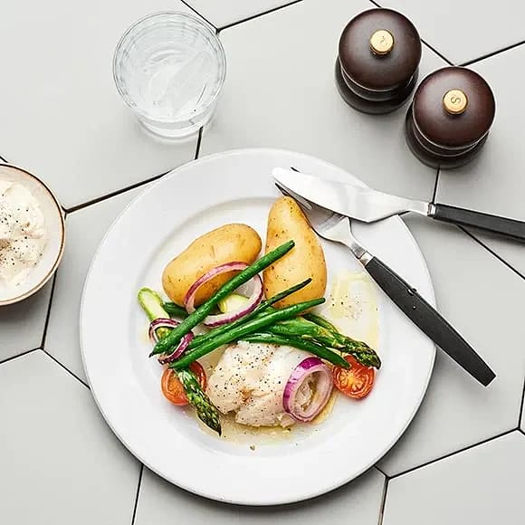 Torsk med sparris, tomat och haricots verts