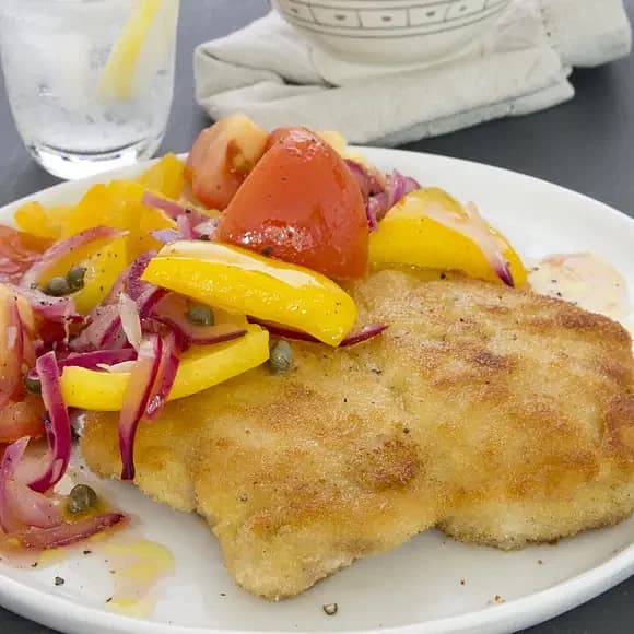 Kycklingschnitzel med varm paprika- och tomatsallad