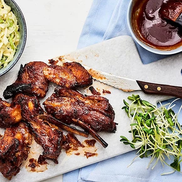 Glaserade revbensspjäll med kål- och äppelsallad