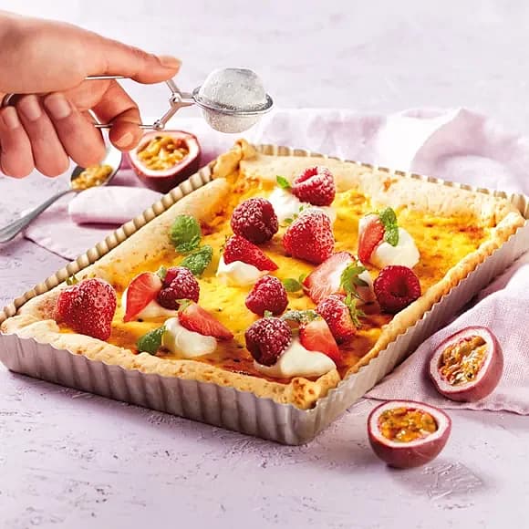 Tarte med passionsfrukt och färska bär