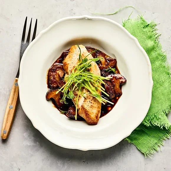 Kyckling med shiitake och ärtskott
