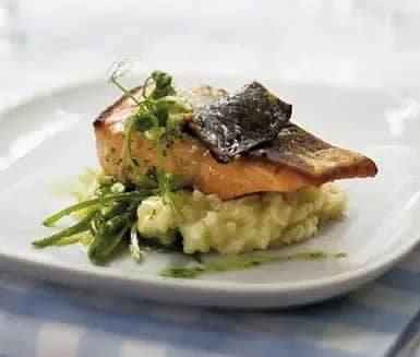 Ugnsbakad lax med broccoli och kokt potatis