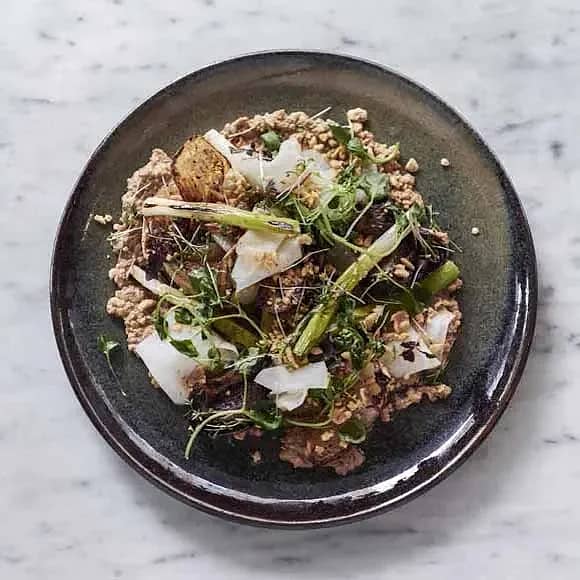 Grillade lökar med rostad jordnötskräm och picklad kålrabbi