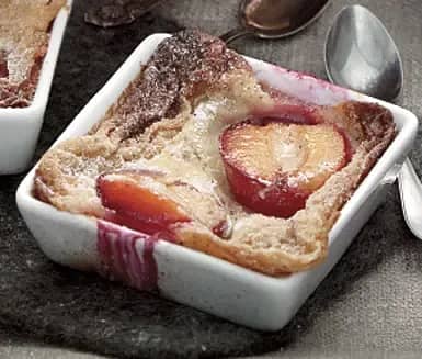 Plommonclafoutis med kardemumma och mandelspån
