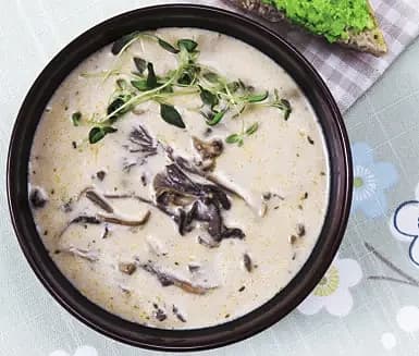 Svampsoppa med ärtcrème och rostbröd
