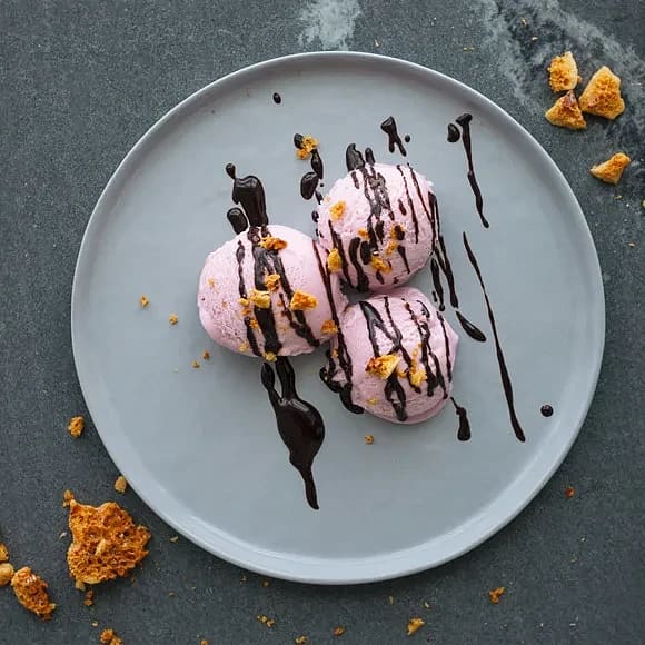 Jordgubbsglass med mörk chokladsås och vegansk honeycomb