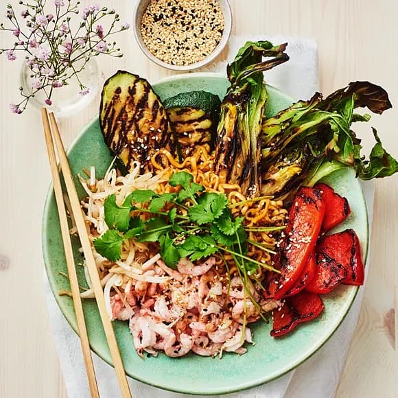 Grillade grönsaker, räkor och nudlar i teriyakidressing