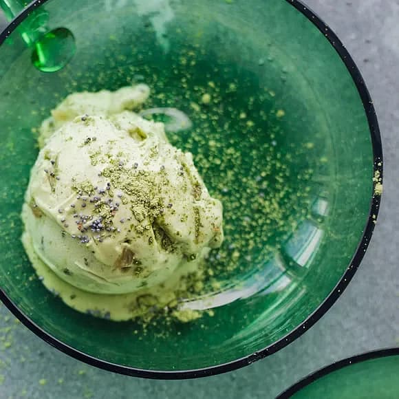 Glass med matcha och syltad ingefära