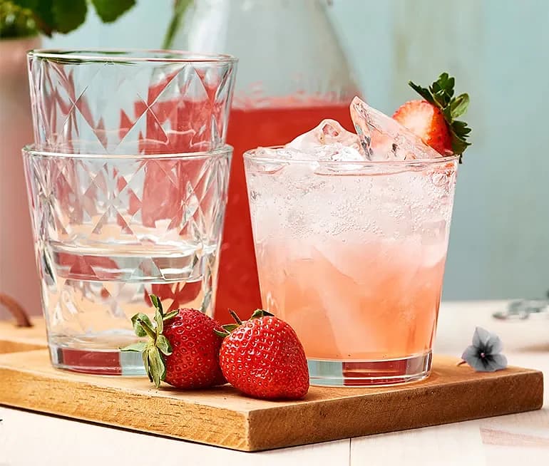 Rabarber- och jordgubbsshrub