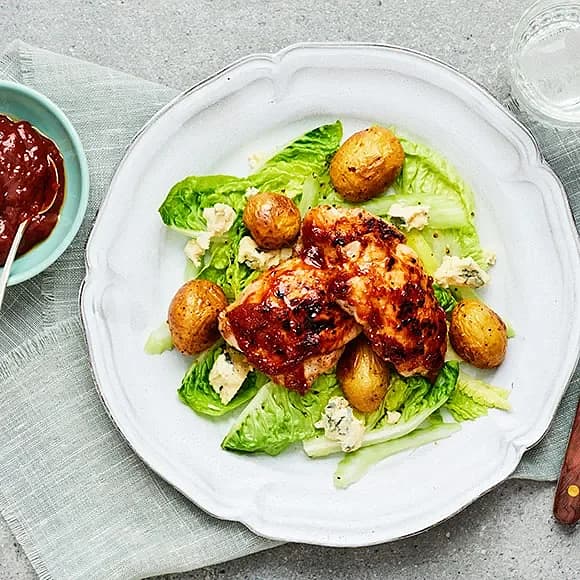 Kycklinglårfilé med selleri, ädelost och aprikos-och BBQ-sås