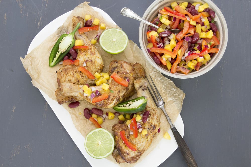 Grillade kycklinglår med bönsalsa