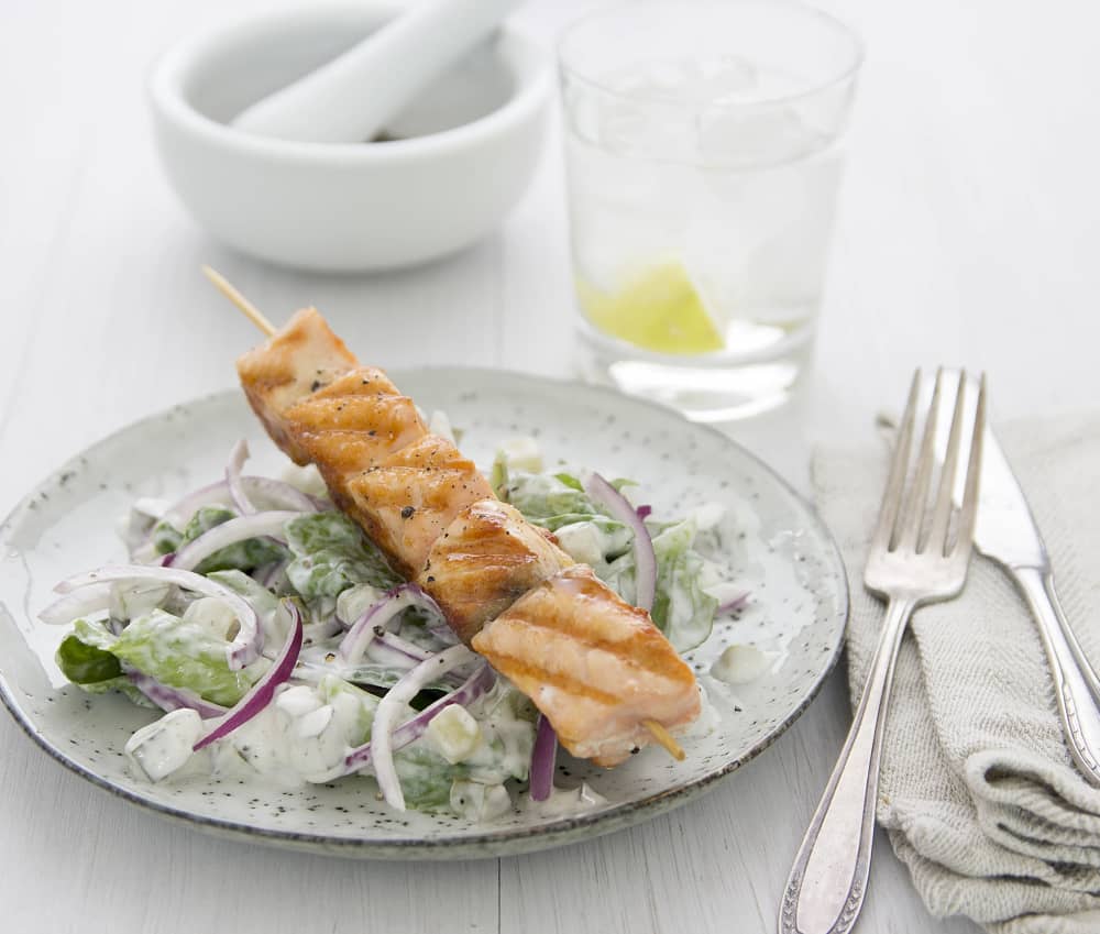 Grillade laxspett med sallad och gurkyoghurt