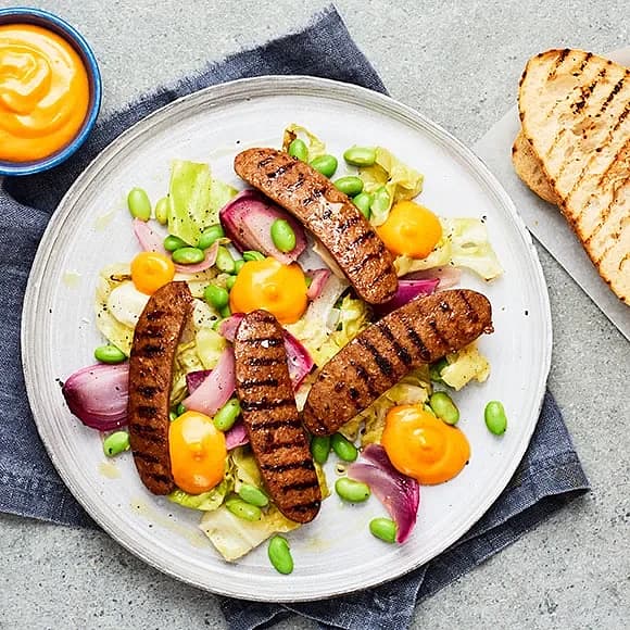Kryddkorvar med bakad spetskål och srirachamayo