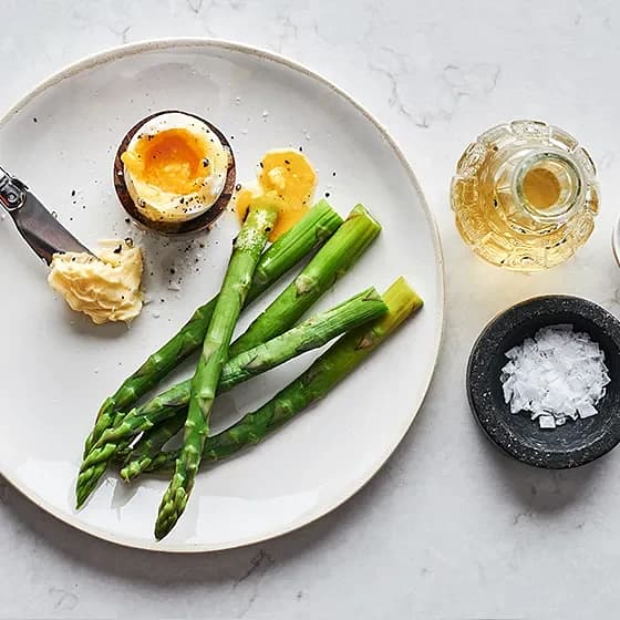 Sparris med ”hollandaise” på löskokt ägg