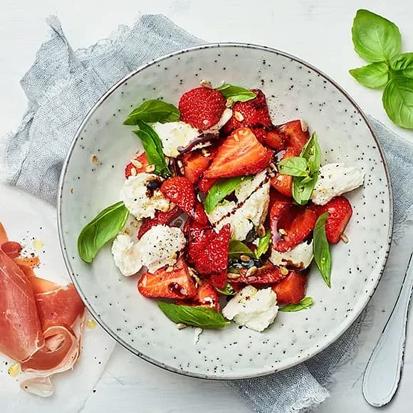 Mozzarella med jordgubbar, basilika och rostade solroskärnor