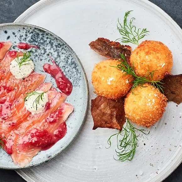 Potatiskrokett med åkerbärsgravad röding och knaprigt skinn
