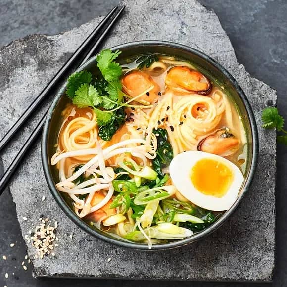 Musselramen i ingefärs- och gurkmejabuljong med svartkål och groddar