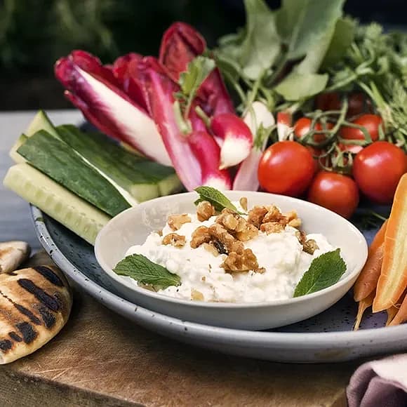 Cruditéer med cottage cheese smaksatt med hummus