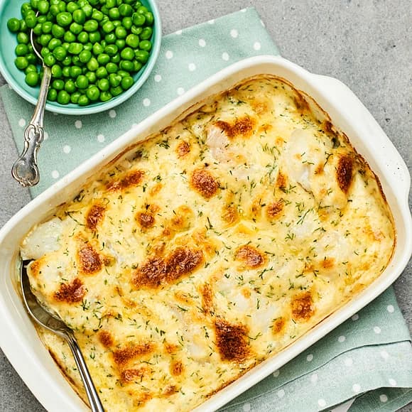 Dillbakad fisk med gröna ärtor