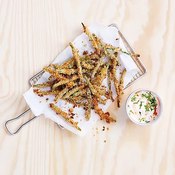 Pankobakade bönor med chili- och limeyoghurt