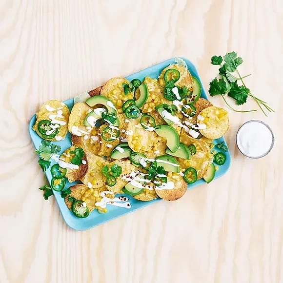 Gratinerade nachos med cheddar och majs