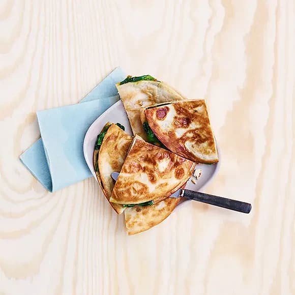 Snabba quesadillas med spenat och mozzarella