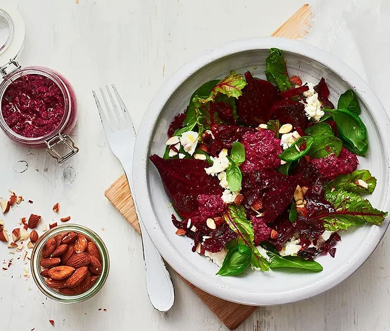 Sallad på kokta betor med pesto på blasten