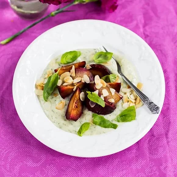 Basilikayogoat med grillade persikor