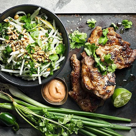 Fläskkarré med krispig kålrabbislaw och jordnötter