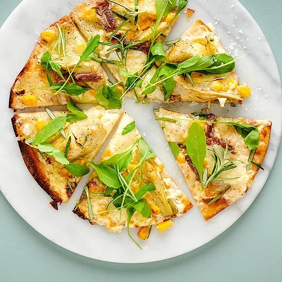 Tortillapizza med crème fraiche och kronärtskocka