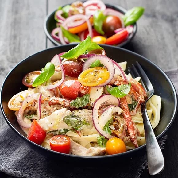 Krämig pasta med kycklinglårfilé och basilika