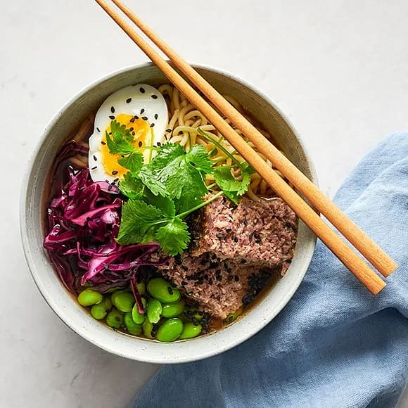 Ramen med köttfärslimpa, nudlar och ägg
