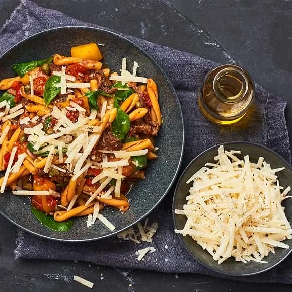Kikärtspasta Verdure med renskav, spenat, paprika och kapris