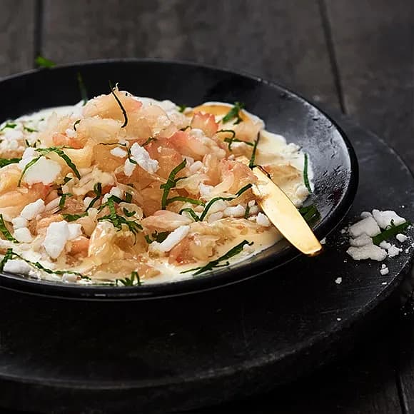 Fryst pomelo med grädde, maränger och mynta