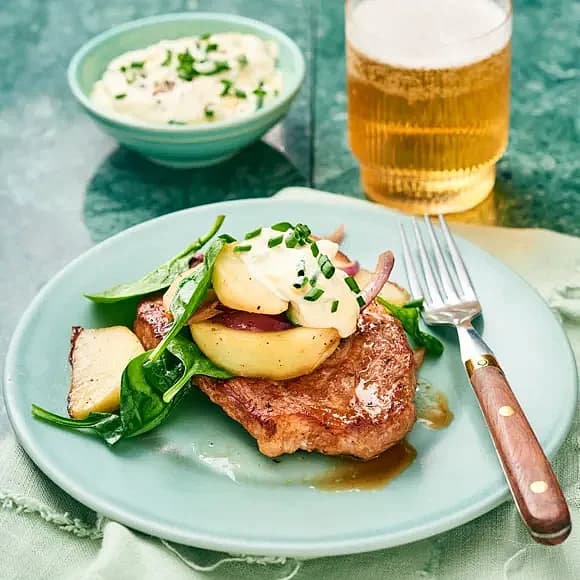Karré med karamelliserad kålrabbi och gräslöksdipp