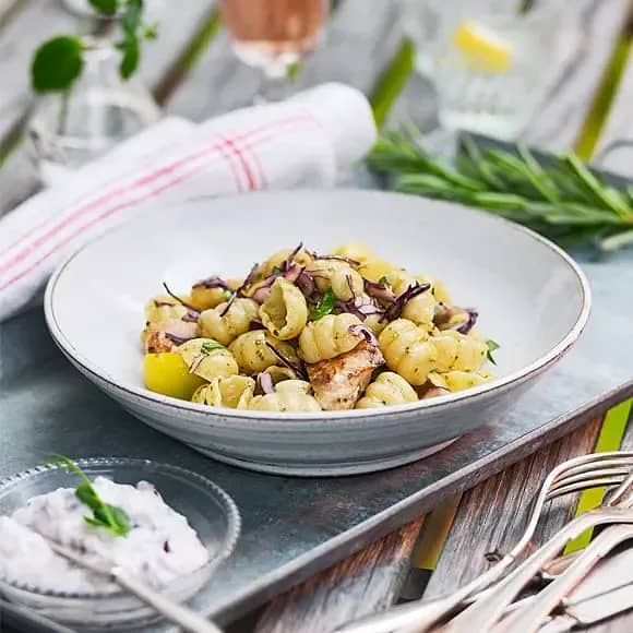Pastasallad med grillad kyckling och olivröra
