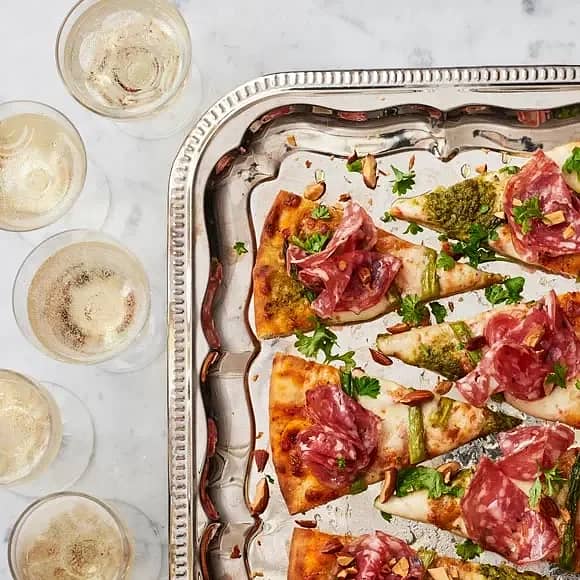 Lyxig, snabblagad pizza med mozzarella, pesto, tryffelsalami och sparris