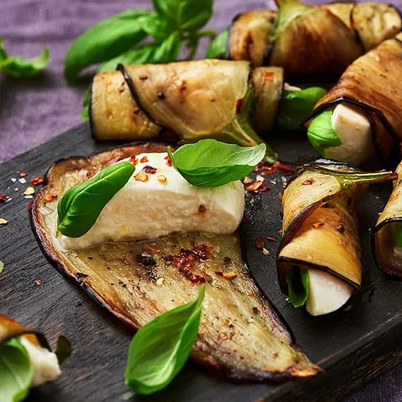 Auberginrulle med basilika och mozzarella