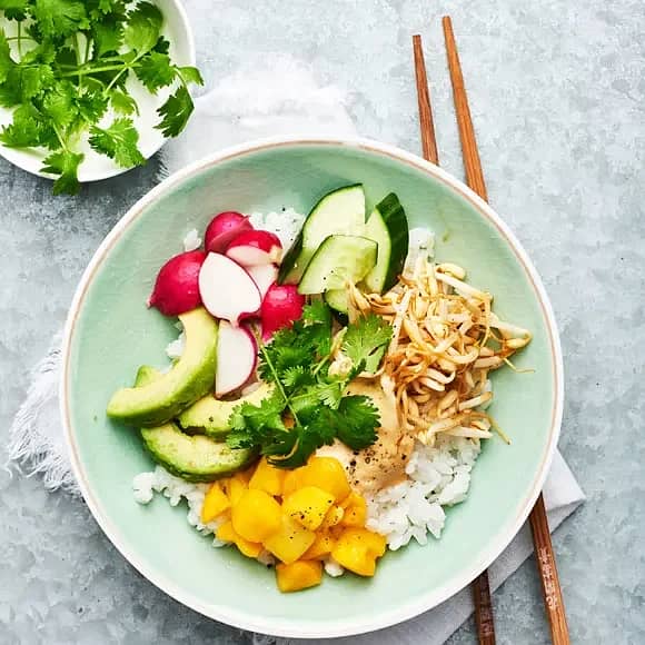 Poké bowl med marinerade böngroddar och sojamajonnäs