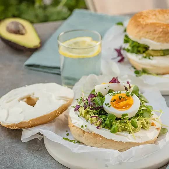 Matig bagel med avokado och ägg
