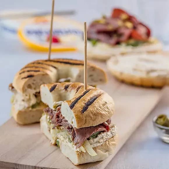Bagel med rostbiff och färskost