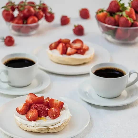 Bagel med cocktailtomater och jordgubbar