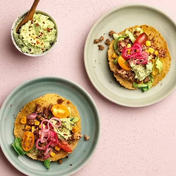 Tostada med ärtprotein, chipotlesås och avokado