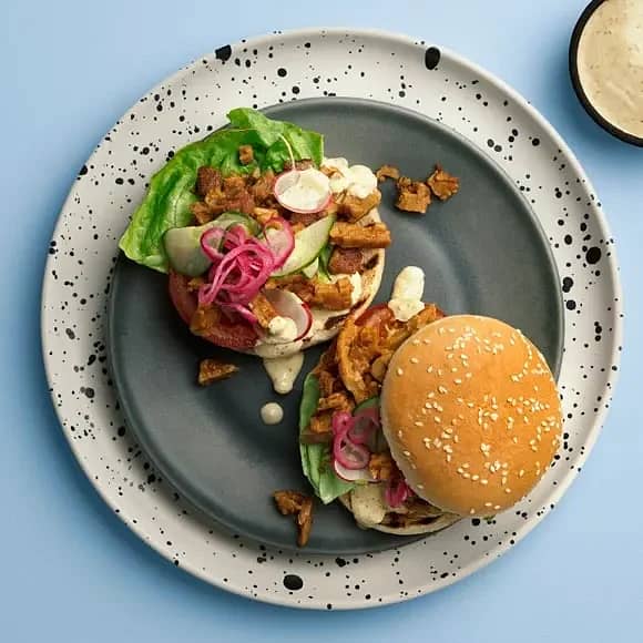 Läcker vegoburgare med senapsdressing