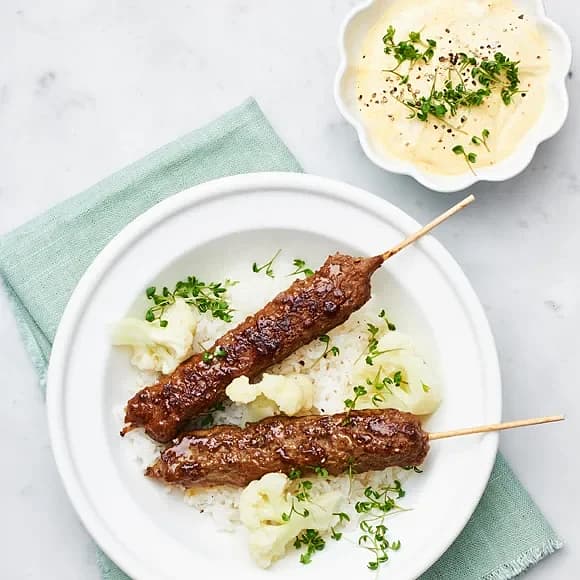Kebabspett med gul sås och blomkål
