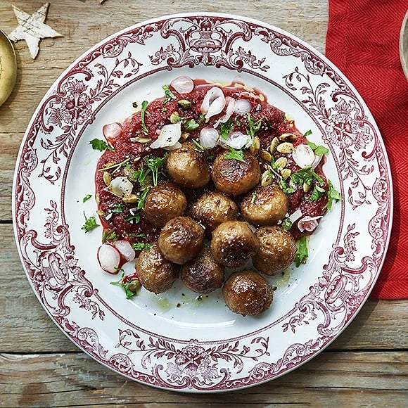 Köttbullar med rödbetskräm och syltlök